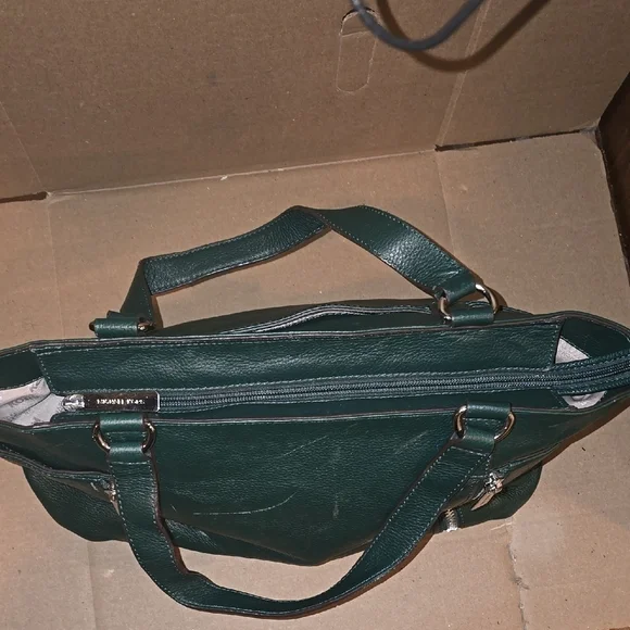Michael Kors Green Leather Shoulder Bag with Gold Accents - Picture 9 of 11